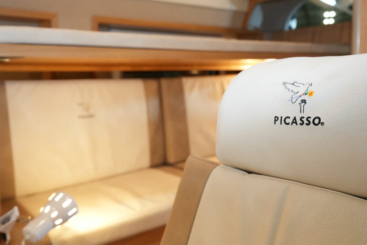 ｜リビングルーム完備のハイエース。「天然木キャビン」には個室も設置。贅沢な旅が楽しめるぞ！