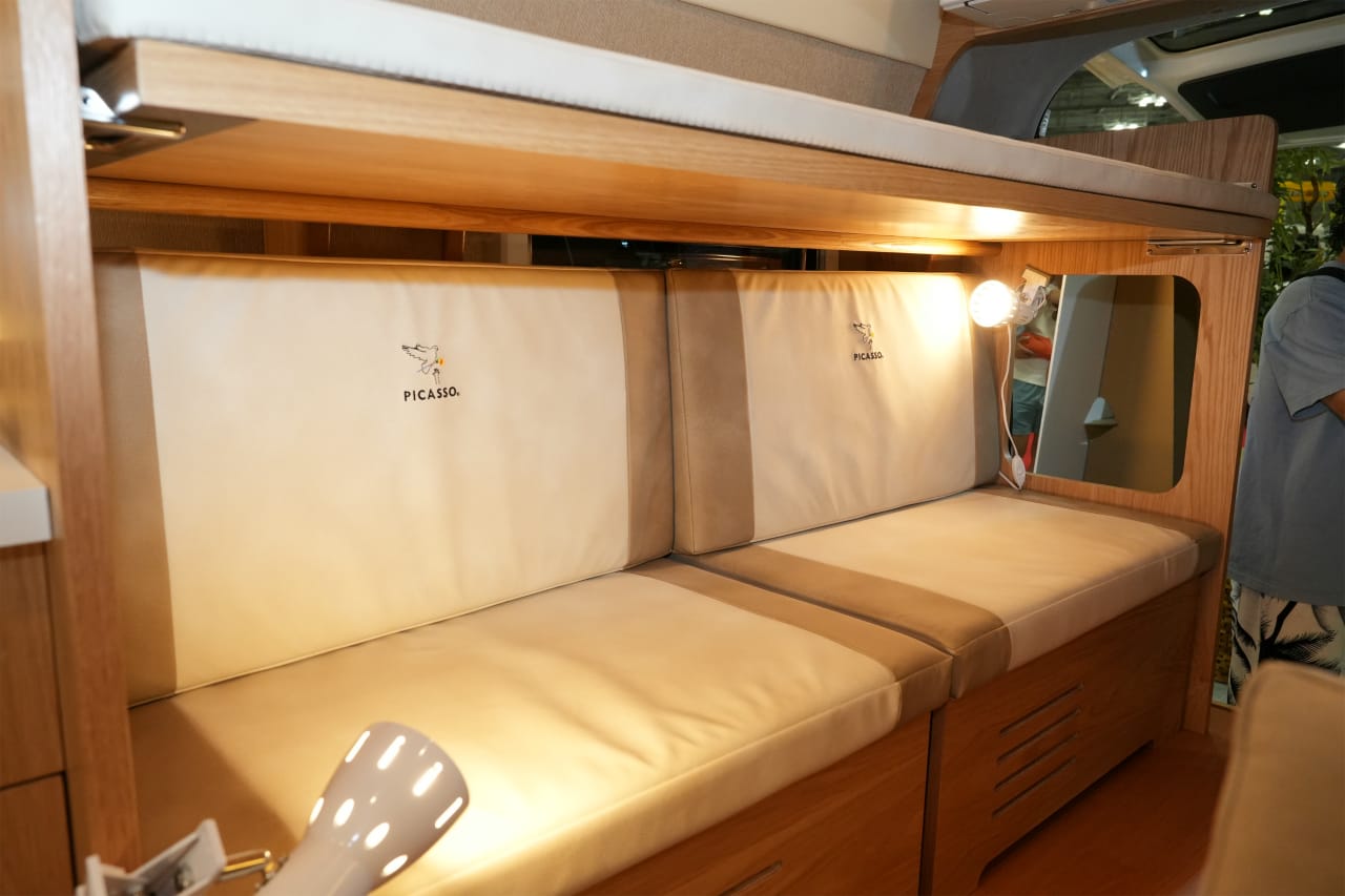 |リビングルーム完備のハイエース。「天然木キャビン」には個室も設置。贅沢な旅が楽しめるぞ!