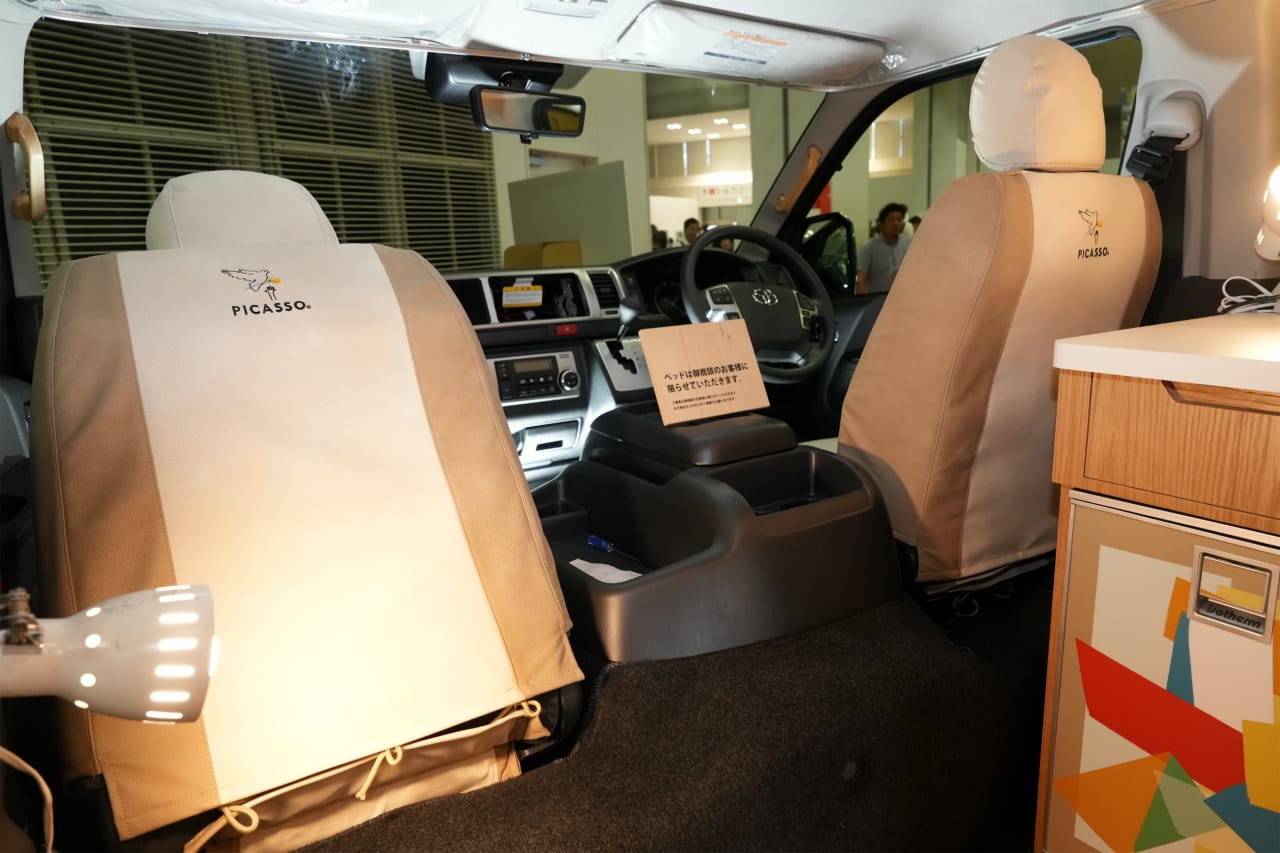 ｜リビングルーム完備のハイエース。「天然木キャビン」には個室も設置。贅沢な旅が楽しめるぞ！