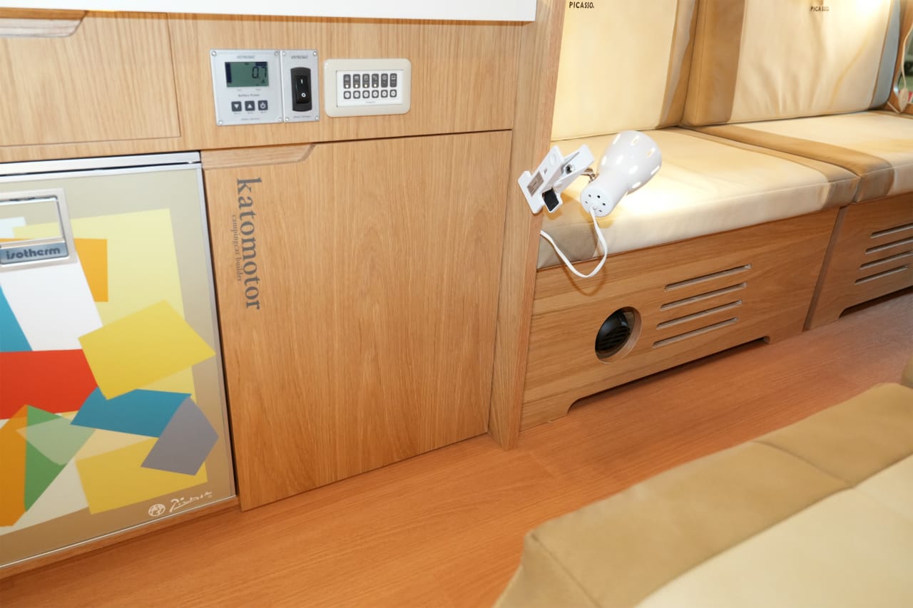 |リビングルーム完備のハイエース。「天然木キャビン」には個室も設置。贅沢な旅が楽しめるぞ!