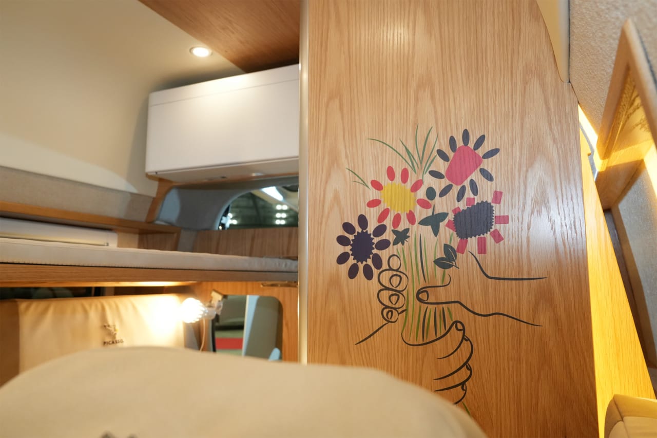 ｜リビングルーム完備のハイエース。「天然木キャビン」には個室も設置。贅沢な旅が楽しめるぞ！