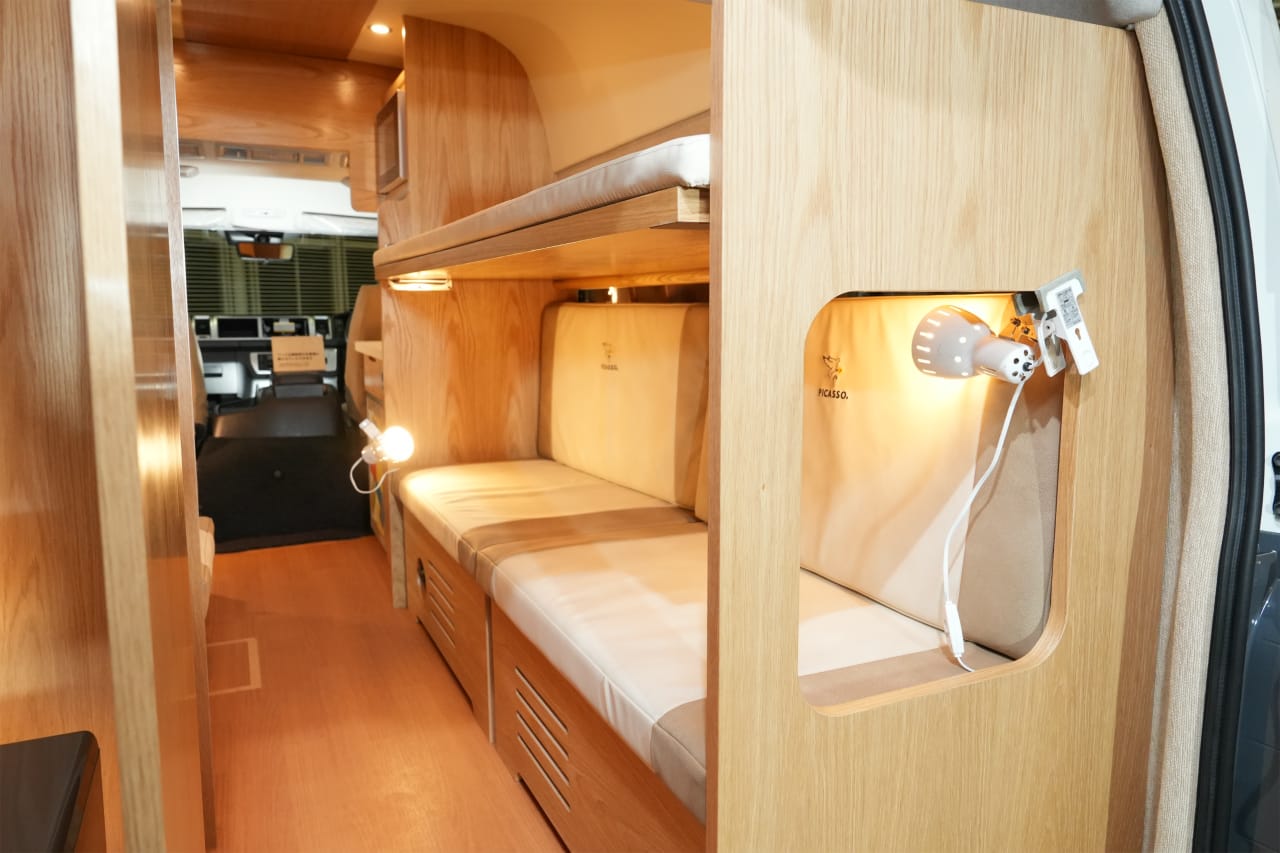 ｜リビングルーム完備のハイエース。「天然木キャビン」には個室も設置。贅沢な旅が楽しめるぞ！