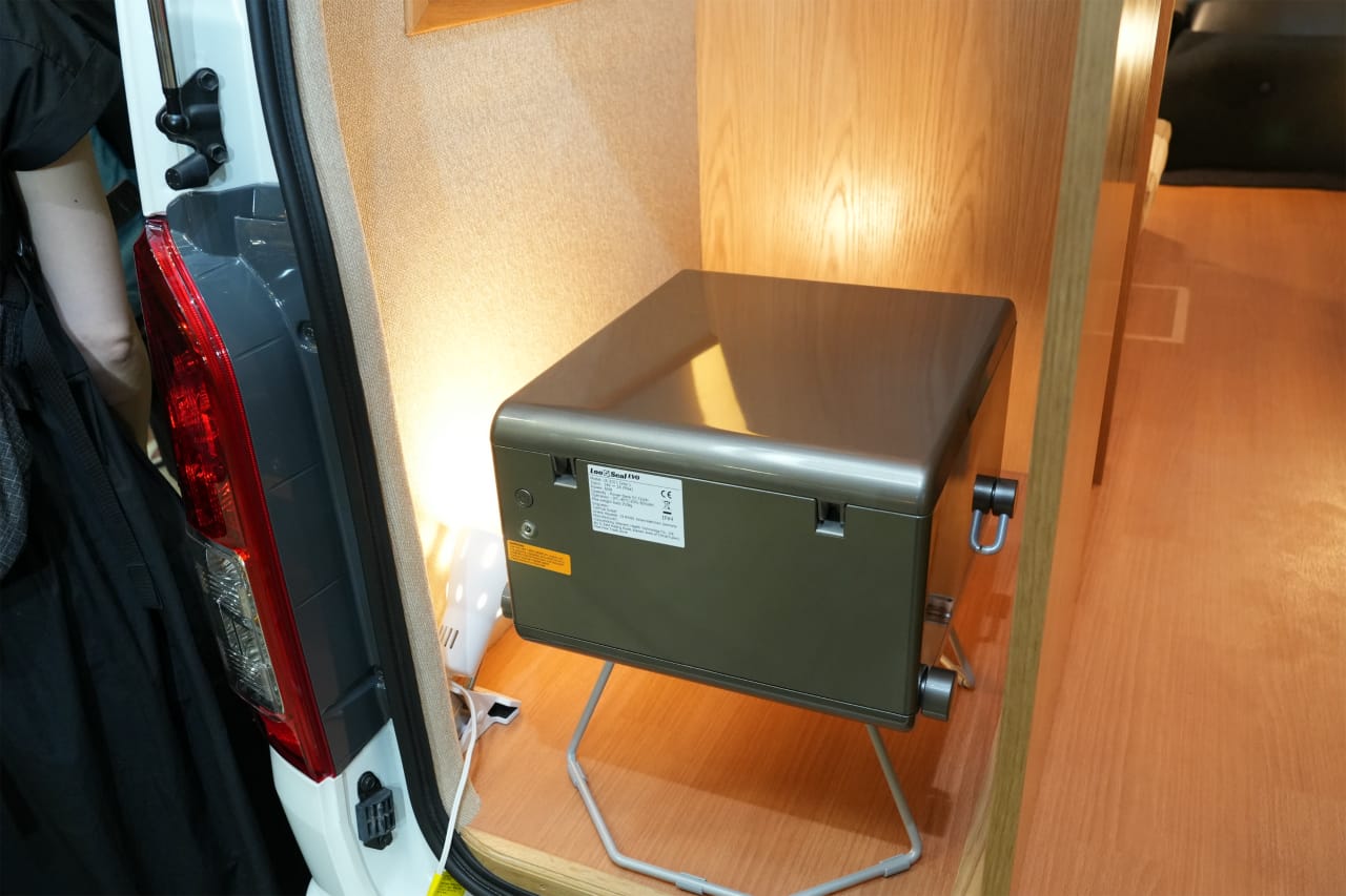 ｜リビングルーム完備のハイエース。「天然木キャビン」には個室も設置。贅沢な旅が楽しめるぞ！