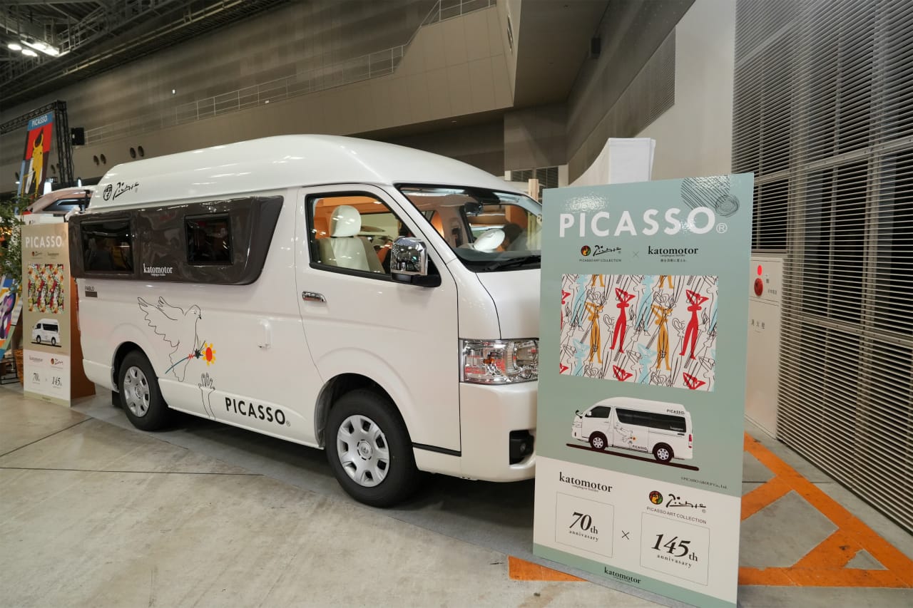 |リビングルーム完備のハイエース。「天然木キャビン」には個室も設置。贅沢な旅が楽しめるぞ!