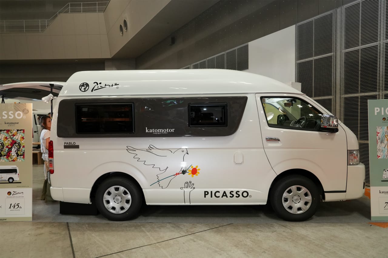 |リビングルーム完備のハイエース。「天然木キャビン」には個室も設置。贅沢な旅が楽しめるぞ!