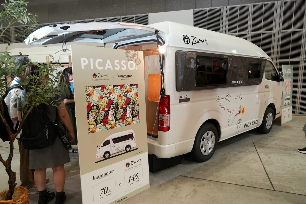 ｜リビングルーム完備のハイエース。「天然木キャビン」には個室も設置。贅沢な旅が楽しめるぞ！