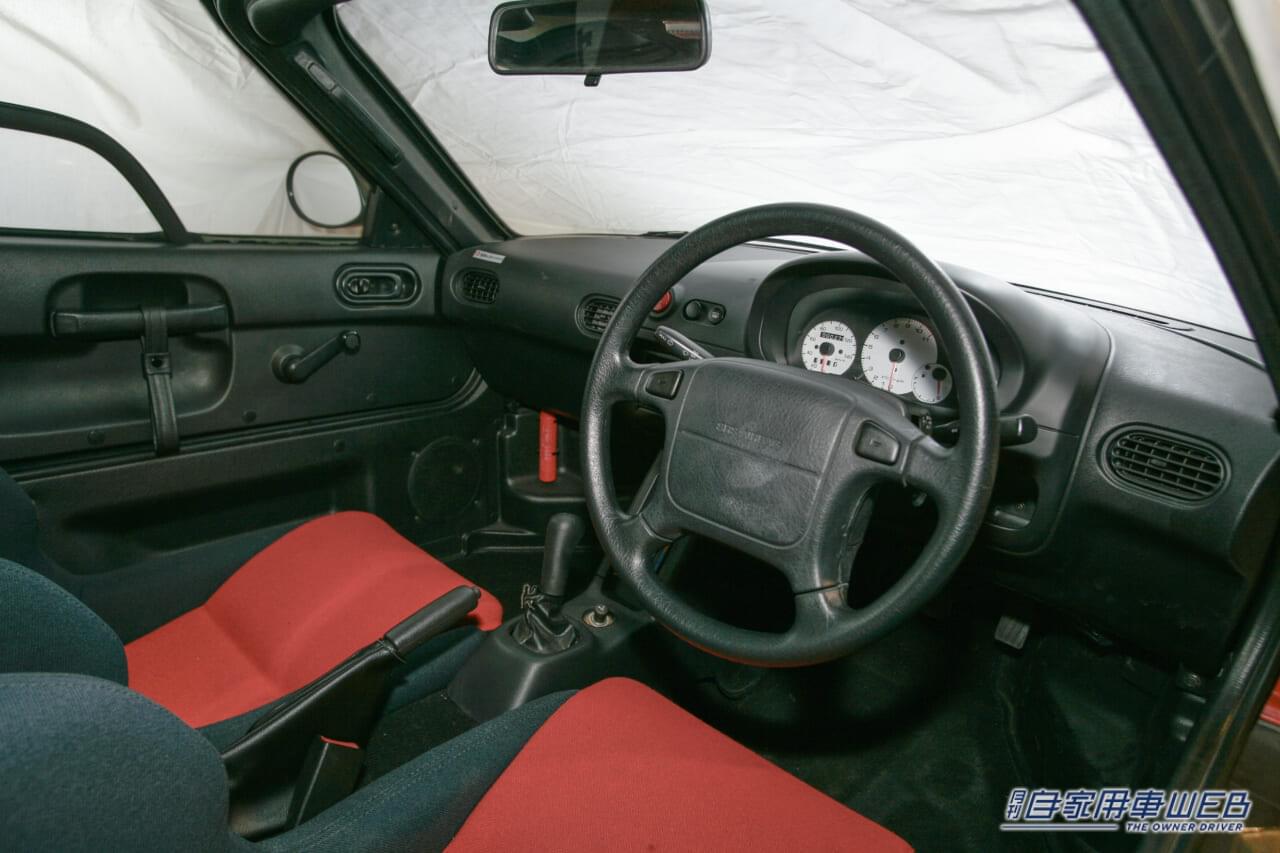 |「じゃじゃ馬」と呼ばれた「オートザム・AZ-1」は、走りもデザインも、全部が規格外。楽しい時代を駆け抜けた偉大なクルマだった