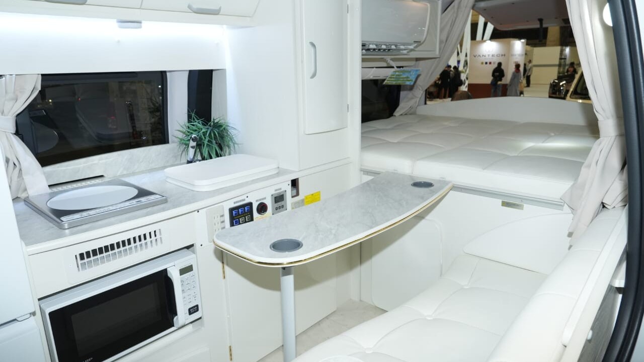 もはや「自走する家」トヨタ車が「高級ワンルーム」になるなんて。IHコンロ・電子レンジ・冷蔵庫・エアコンまで完備。