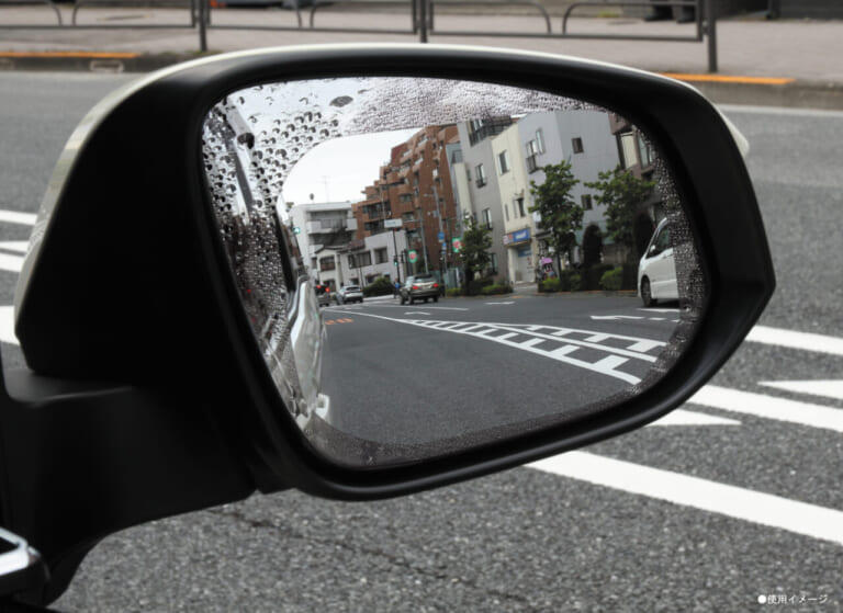 カーメイト ゼロワイパー フィルムタイプを貼ったミラー。｜「貼るだけで効果」「どういう原理なの？」ドライバーのストレス解消、安全運転にも貢献。大型サイズが新たに追加
