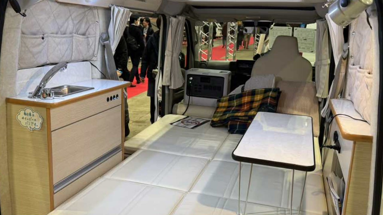 「嘘みたいだが本当…」軽自動車のなかで、立ったまま“着替え”ができます。ビックリするほど車内が広い軽キャンパー。