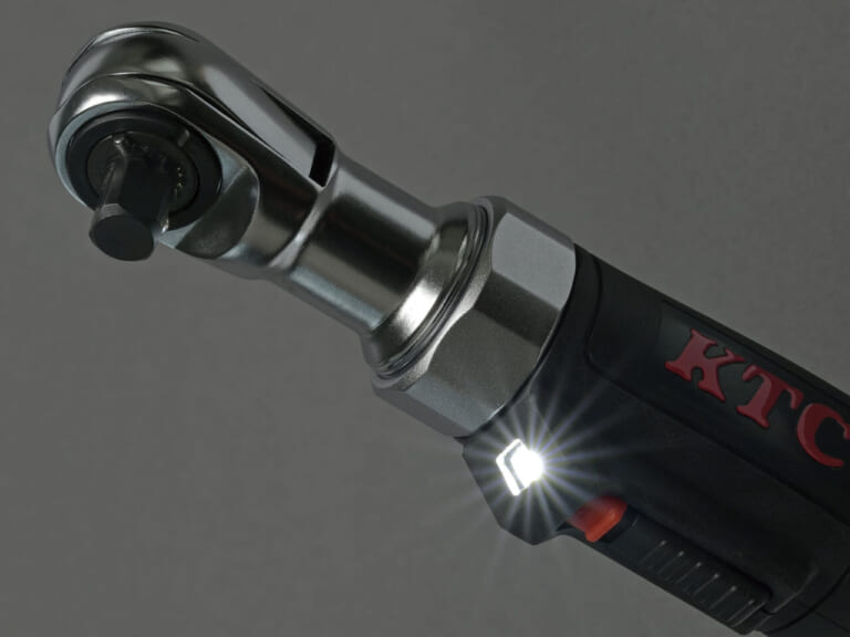 9.5sq.コードレスラチェットレンチセット（JTRE330）［KTC］の、トリガースイッチ連動LEDライト。｜超軽量・コンパクトボディ。充電式ハンドツールがKTCから新登場！ 従来比1.4倍の高回転で作業効率も向上