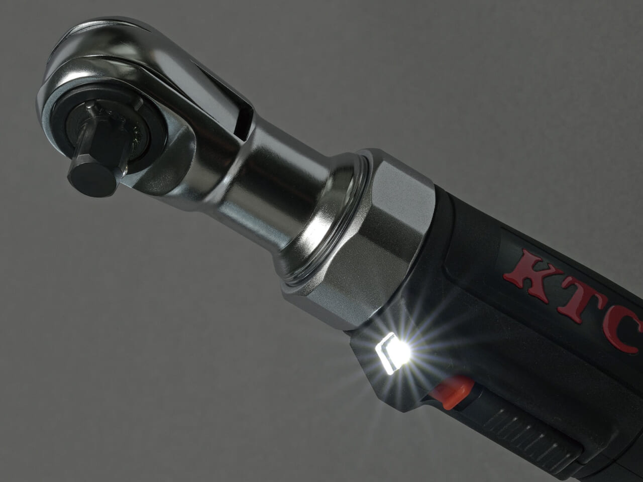 9.5sq.コードレスラチェットレンチセット（JTRE330）［KTC］の、トリガースイッチ連動LEDライト。｜超軽量・コンパクトボディ。充電式ハンドツールがKTCから新登場！ 従来比1.4倍の高回転で作業効率も向上