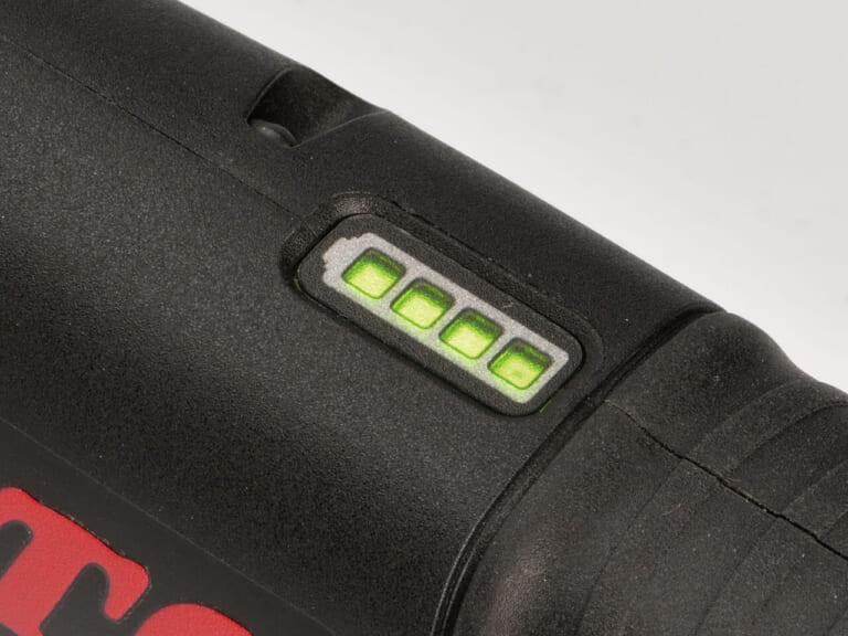 9.5sq.コードレスラチェットレンチセット（JTRE330）［KTC］の充電インジケーター。｜超軽量・コンパクトボディ。充電式ハンドツールがKTCから新登場！ 従来比1.4倍の高回転で作業効率も向上