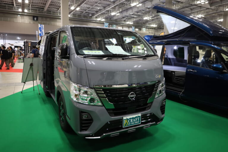オアシスは2025年にデビュー。ベース車はニッサン・キャラバン グランド プレミアムGX。｜「激シブじゃん…」「無骨さもグッとくる」遊び心を刺激する多彩なギミックが魅力的。3段ベッドが魅力的なキャンピングカー。