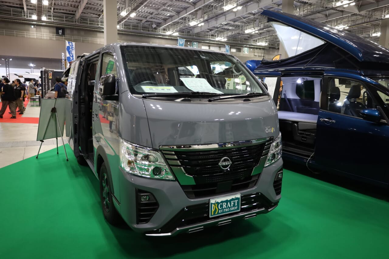 オアシスは2025年にデビュー。ベース車はニッサン・キャラバン グランド プレミアムGX。｜「激シブじゃん…」「無骨さもグッとくる」遊び心を刺激する多彩なギミックが魅力的。3段ベッドが魅力的なキャンピングカー。