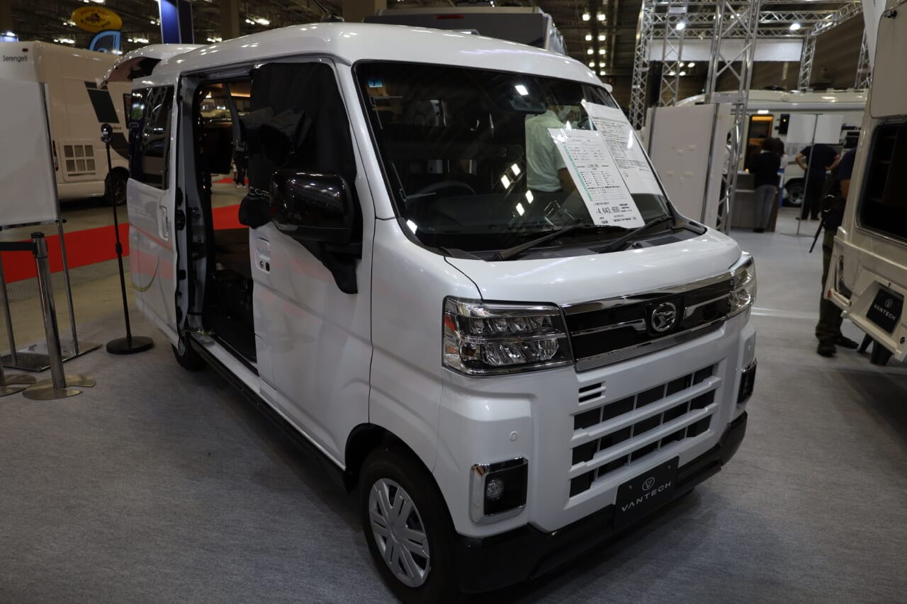 東京キャンピングカーショー2025で展示されていた車両のベース車はダイハツ アトレーRS（4WDパートタイム）。乗車定員4人、就寝定員2人に設定されている。｜斬新「軽自動車」だけどホテルみたいな車内。しかも2段ベッド付き4名乗車も可、優雅な大人の軽キャンパー。