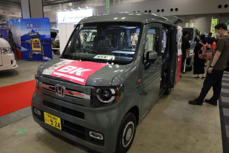 BKのベース車はホンダ•N-VAN FUNターボ。乗車定員4名、就寝定員1名に設定されている。｜ズバリ「便利な軽」の名前がピッタリ。使い勝手は最高、4人乗れるし車中泊も可。電源使えてカスタマイズ性バツグンな軽キャンパー。