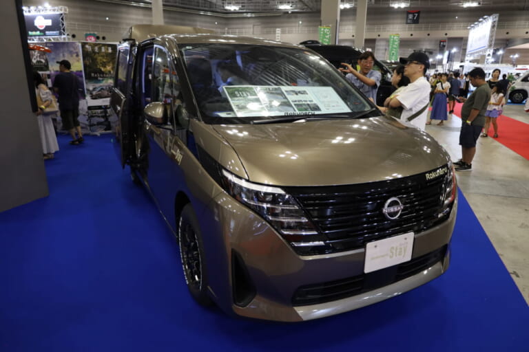 東京キャンピングカーショー2025で展示されていた車両のベースはニッサン•セレナX。ラクネルシリーズを展開するメティオは埼玉県さいたま市にある。｜思い切った「“5人乗り”コンセプトミニバン」で自由な旅！独自アルミフレーム構造で“十分な収納力”＆テーブル・テレビも装備！サブバッテリーなど電装類も良い感じ！