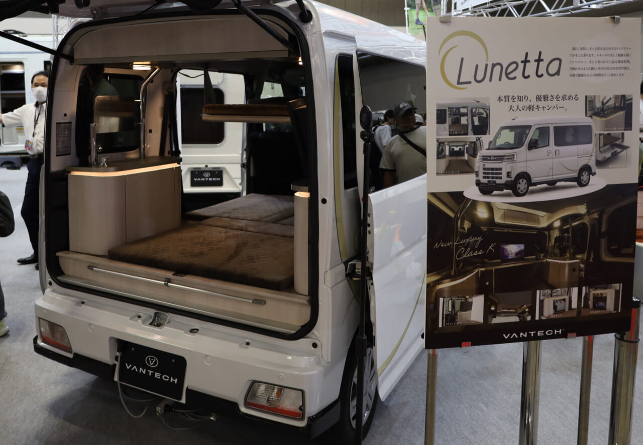 車内にはシンクもあり、充実した装備をうかがわせる。｜斬新「軽自動車」だけどホテルみたいな車内。しかも2段ベッド付き4名乗車も可、優雅な大人の軽キャンパー。