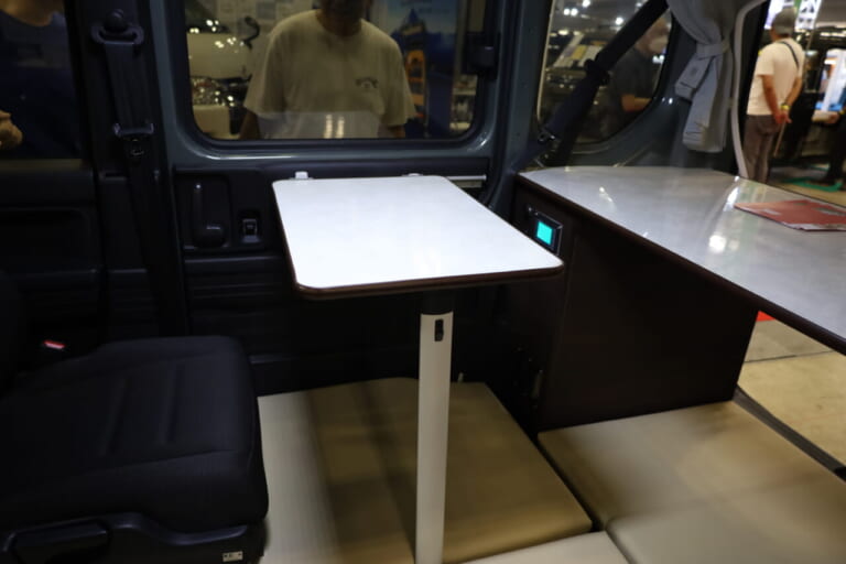 テーブルとリアのボードは取り外すことができ、自転車やサーフボードなども積載可能。趣味の車中泊旅にも対応する。｜ズバリ「便利な軽」の名前がピッタリ。使い勝手は最高、4人乗れるし車中泊も可。電源使えてカスタマイズ性バツグンな軽キャンパー。