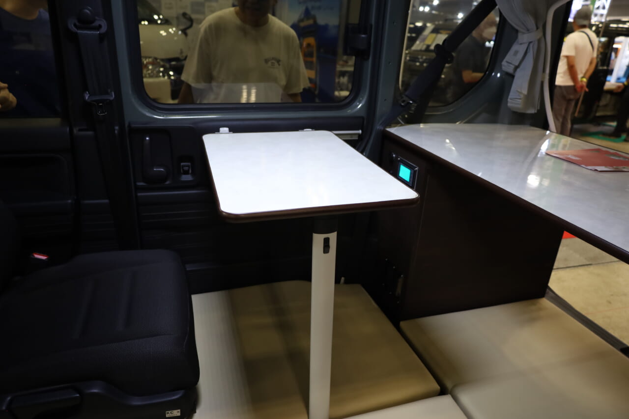 テーブルとリアのボードは取り外すことができ、自転車やサーフボードなども積載可能。趣味の車中泊旅にも対応する。｜ズバリ「便利な軽」の名前がピッタリ。使い勝手は最高、4人乗れるし車中泊も可。電源使えてカスタマイズ性バツグンな軽キャンパー。