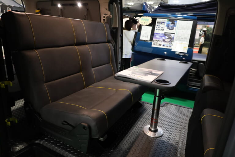 セカンドシートは3人掛け。両サイドは3点式、中央は2点式のシートベルトを装備し、運転席、助手席と合わせて乗車定員5人を実現。ハイバックシートで長時間ドライブの疲労を軽減する。｜「激シブじゃん…」「無骨さもグッとくる」遊び心を刺激する多彩なギミックが魅力的。3段ベッドが魅力的なキャンピングカー。