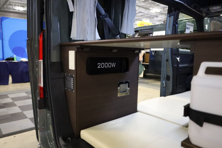 リア左側のキャビネットにはインバーター2000Wを搭載。車外でも使いやすい100Vコンセントを装備。｜ズバリ「便利な軽」の名前がピッタリ。使い勝手は最高、4人乗れるし車中泊も可。電源使えてカスタマイズ性バツグンな軽キャンパー。