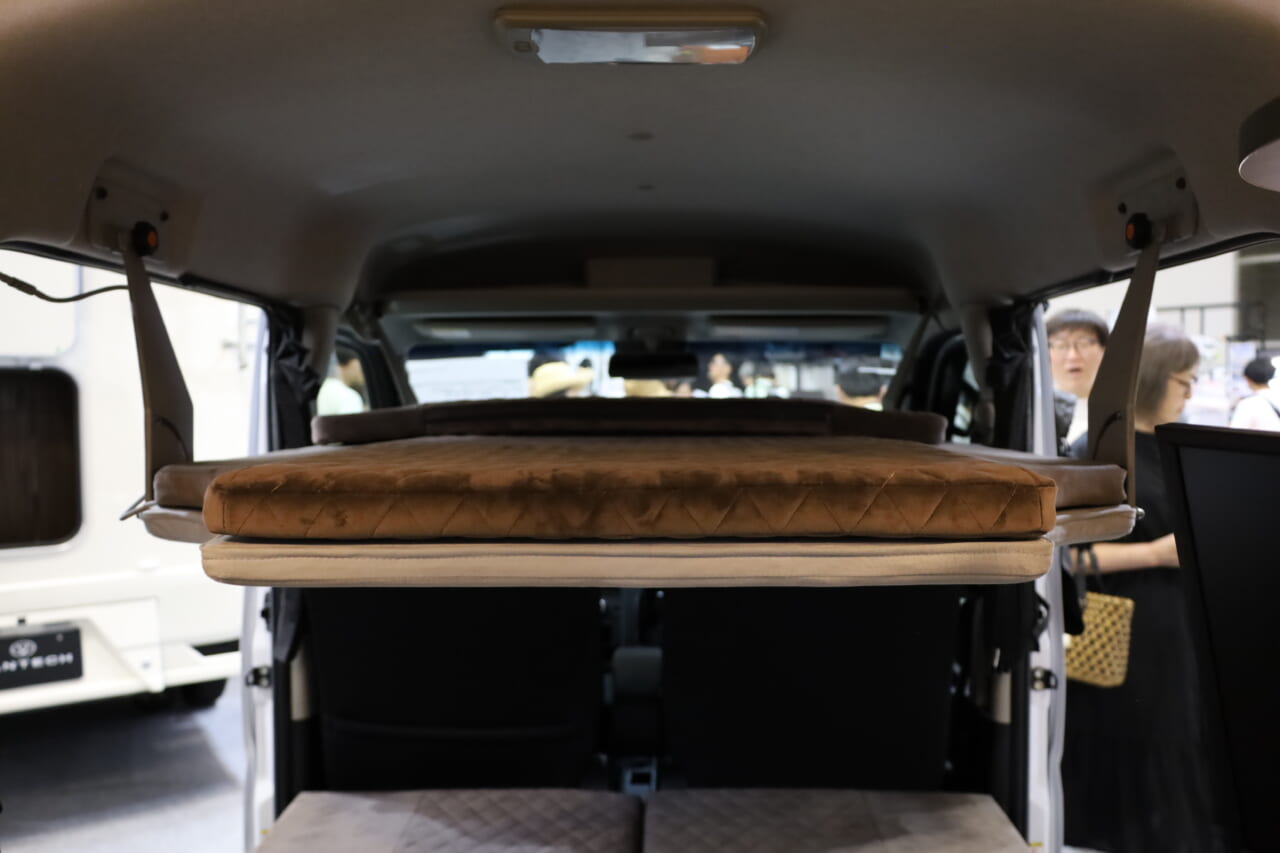 ｜斬新「軽自動車」だけどホテルみたいな車内。しかも2段ベッド付き4名乗車も可、優雅な大人の軽キャンパー。