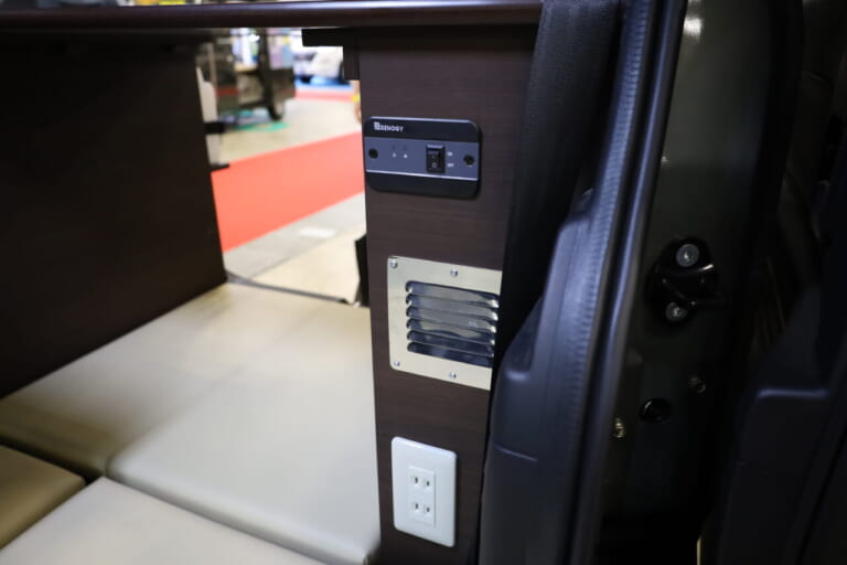 リヤ左側キャビネットの前方側にはインバーターのスイッチと100Vコンセントを配置。車内で家庭用電器が手軽に使える。｜ズバリ「便利な軽」の名前がピッタリ。使い勝手は最高、4人乗れるし車中泊も可。電源使えてカスタマイズ性バツグンな軽キャンパー。