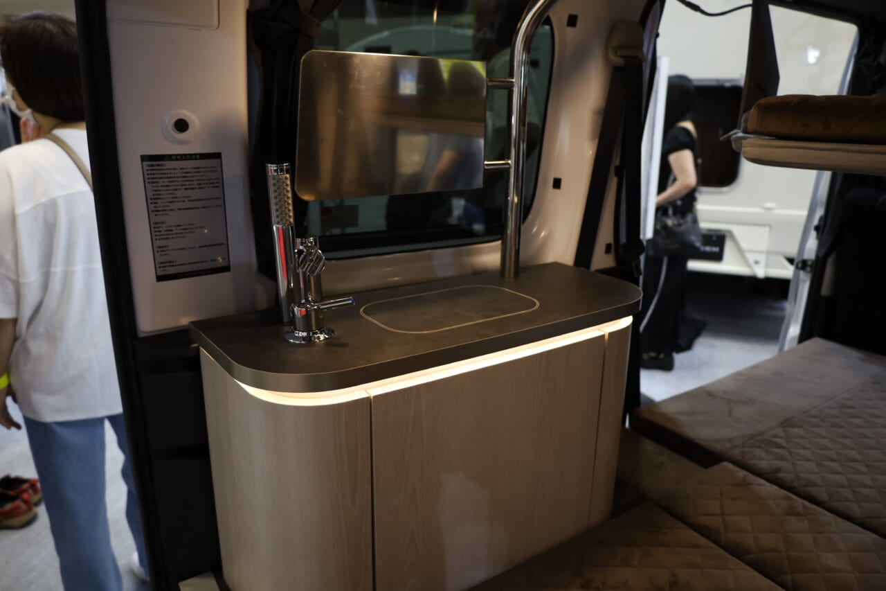 給水タンクは5L。床下に5Lの排水タンクを装備する。｜斬新「軽自動車」だけどホテルみたいな車内。しかも2段ベッド付き4名乗車も可、優雅な大人の軽キャンパー。