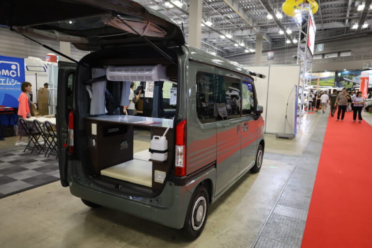 リヤゲートを開けて、車内でくつろぎながら絶景を楽しむ。バンコンの醍醐味が手軽に味わうことができる。｜ズバリ「便利な軽」の名前がピッタリ。使い勝手は最高、4人乗れるし車中泊も可。電源使えてカスタマイズ性バツグンな軽キャンパー。