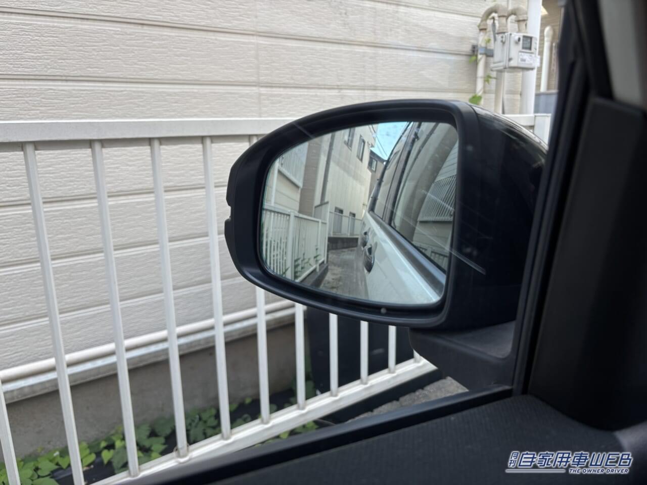 ホンダ フリードの助手席側のドアミラー。|「なにそれ」って言われるけど「マジで取り付けて良かった…」謎アイテムをゲットして、使ってみたら想像をはるかに超えて便利だった!