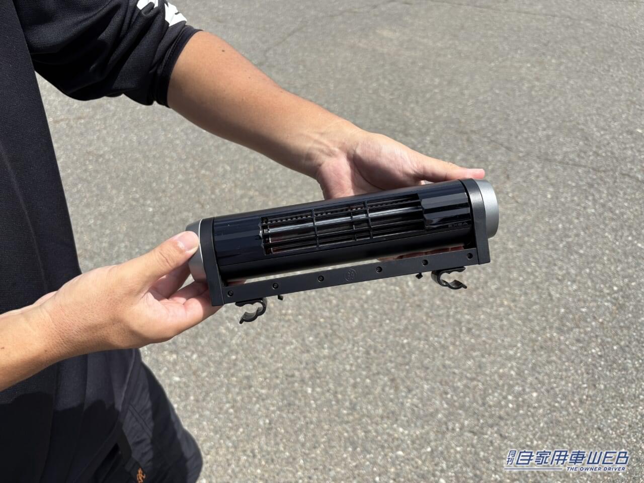 ヘッドレストスティックファン EE-112［星光産業］｜「デッドスペースにスッポリと」あらゆるクルマに取り付けOK！感想は「もっと早く知りたかった…」同乗者も大満足の、超便利なカーグッズを紹介！