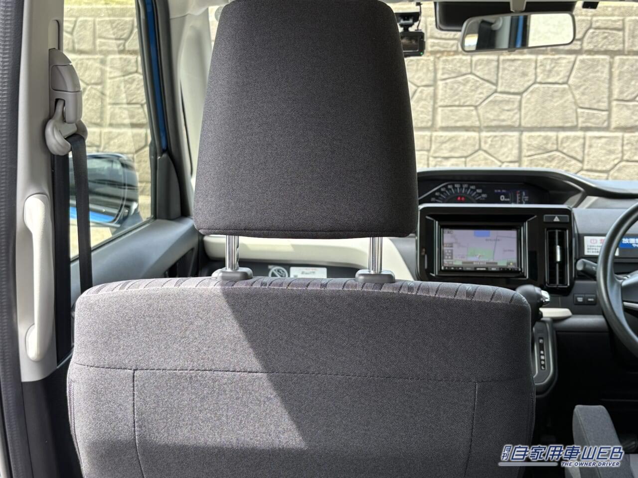 スズキのソリオのヘッドレスト｜「デッドスペースにスッポリと」あらゆるクルマに取り付けOK！感想は「もっと早く知りたかった…」同乗者も大満足の、超便利なカーグッズを紹介！