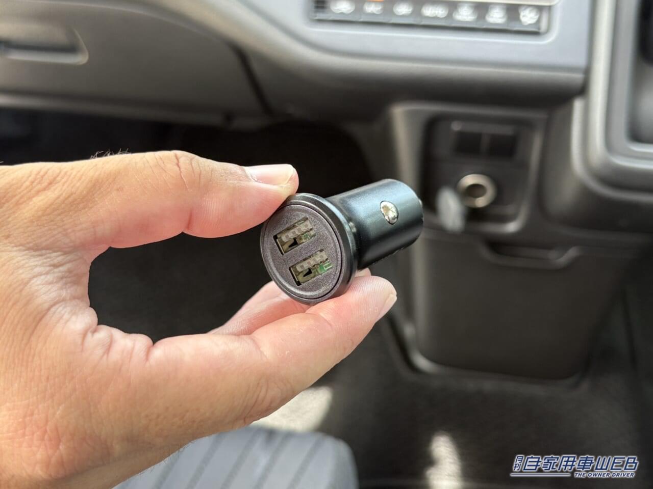 |「デッドスペースにスッポリと」あらゆるクルマに取り付けOK!感想は「もっと早く知りたかった…」同乗者も大満足の、超便利なカーグッズを紹介!