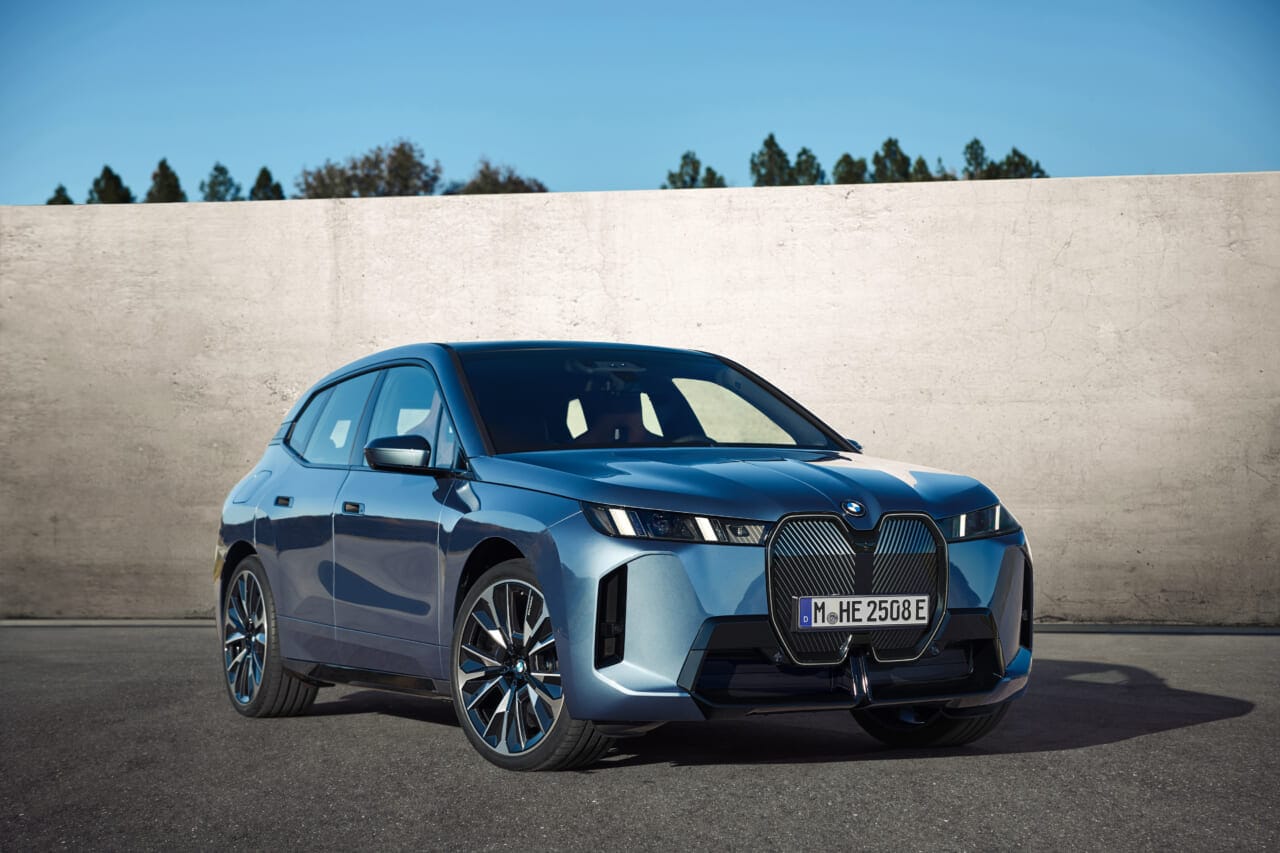 BMWの電気自動車「iX」が一部改良でさらに進化【最長723kmの航続距離＆Mスポーツ・パッケージ追加】