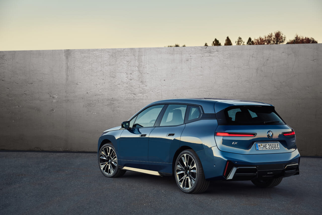 ｜BMWの電気自動車「iX」が一部改良でさらに進化【最長723kmの航続距離＆Mスポーツ・パッケージ追加】