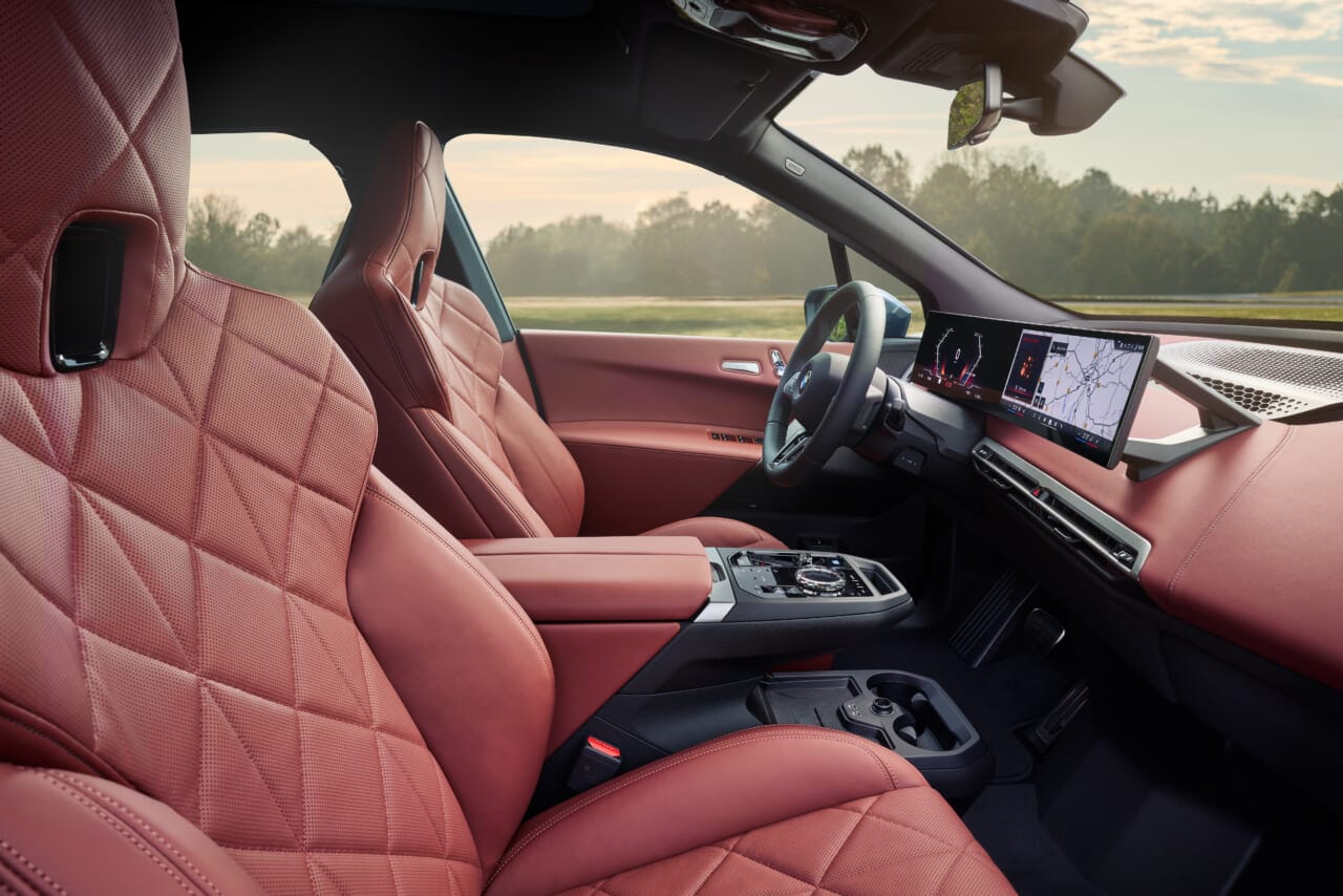 ｜BMWの電気自動車「iX」が一部改良でさらに進化【最長723kmの航続距離＆Mスポーツ・パッケージ追加】