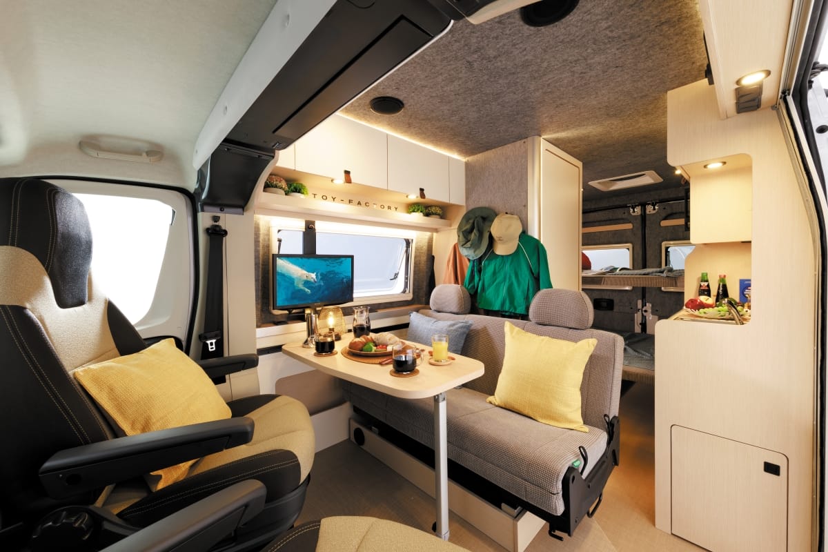 |「車の中ってマジ?」「もう家じゃん…」すごく広いベッド…しかも2段。今年発表されたキャンピングカー新モデルが凄すぎた。