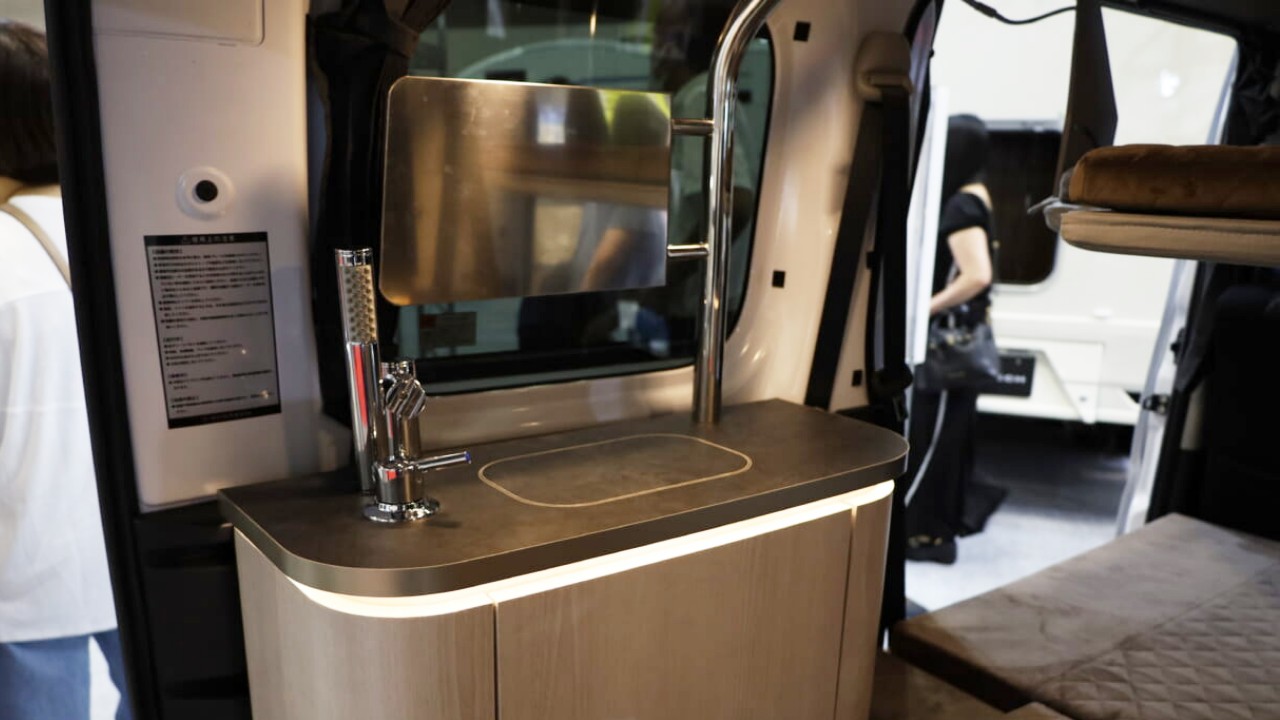 斬新「軽自動車」だけどホテルみたいな車内。しかも2段ベッド付き4名乗車も可、優雅な大人の軽キャンパー。