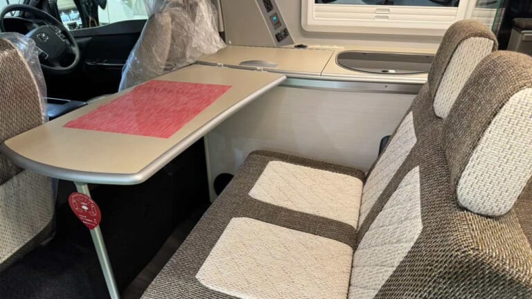 トヨタ車の中身が「ちょっと凄すぎる」「えぇ…嘘でしょ」冷蔵庫・電子レンジ・コンロ付きキッチン・3段ベッド。ヒーターにクーラーまで…まさに第二の我が家「これなら欲しいかも」