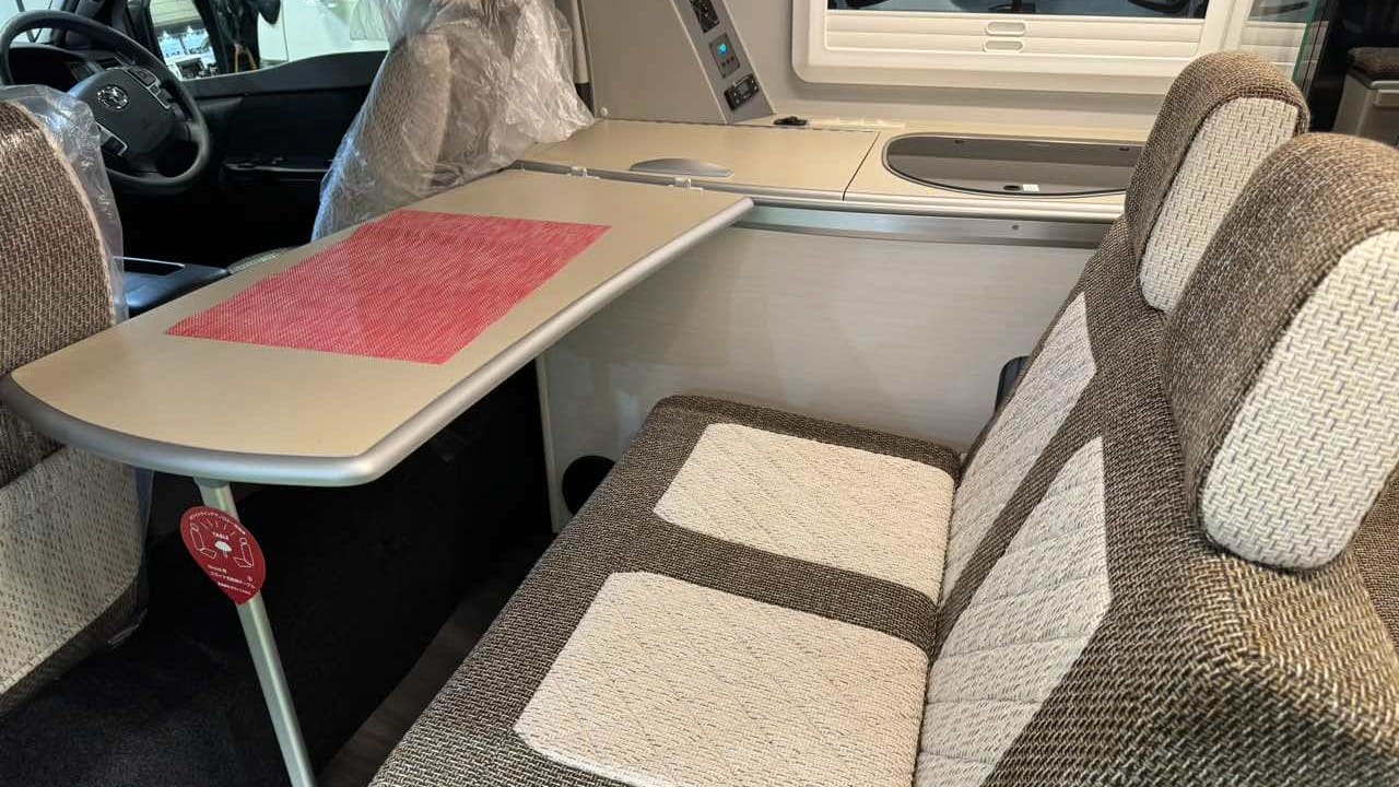 トヨタ車の中身が「ちょっと凄すぎる」「えぇ…嘘でしょ」冷蔵庫・電子レンジ・コンロ付きキッチン・3段ベッド。ヒーターにクーラーまで…まさに第二の我が家「これなら欲しいかも」