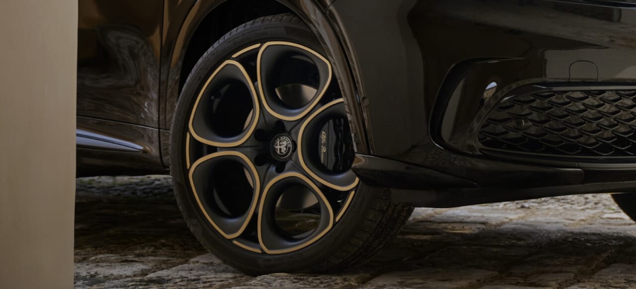 ｜細部にクラフトマンシップが息づく限定シリーズが日本上陸。【アルファロメオ トナーレ ハイブリッド インテンサ：価格は634万円】