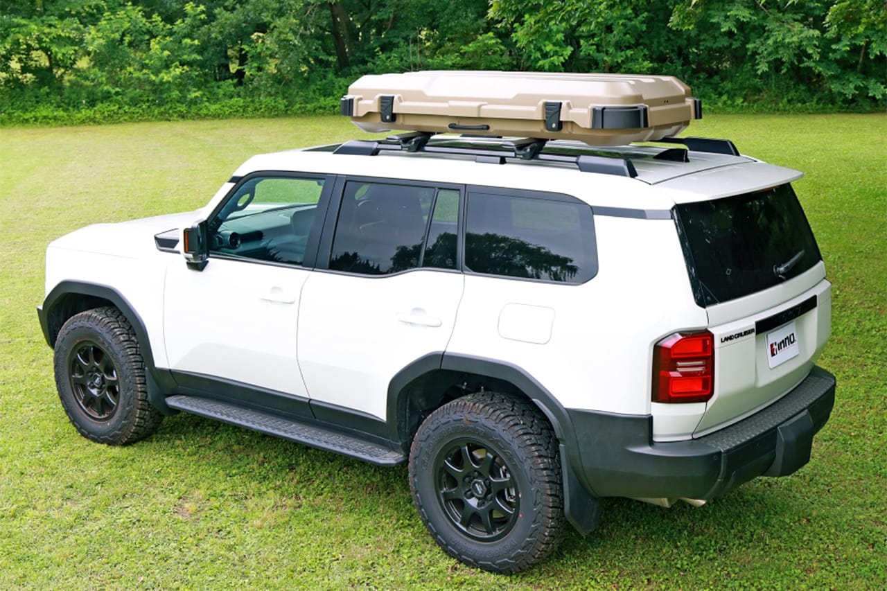 トヨタのランドクルーザー250に、INNO ルーフギアケース720の新色、マットベージュを搭載｜「コレよく見るけど、何が入ってるの？」屋根の上の平べったいボックスの正体。「ああ、そうやって使うんだ？めっちゃ便利やん！」