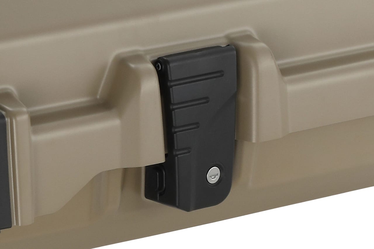 ロック付きのバックルを採用する、INNO ルーフギアケース720|「コレよく見るけど、何が入ってるの?」屋根の上の平べったいボックスの正体。「ああ、そうやって使うんだ?めっちゃ便利やん!」