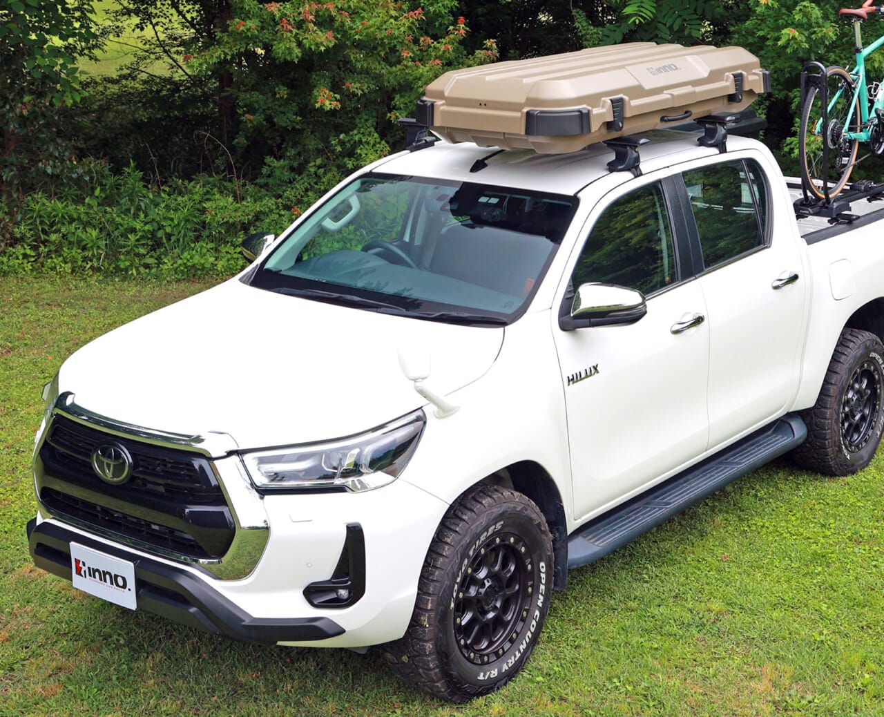 無骨なデザインが、トヨタのハイラックスにもマッチしている。｜「コレよく見るけど、何が入ってるの？」屋根の上の平べったいボックスの正体。「ああ、そうやって使うんだ？めっちゃ便利やん！」