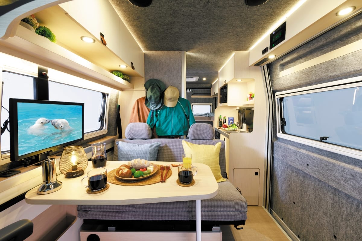 |「車の中ってマジ?」「もう家じゃん…」すごく広いベッド…しかも2段。今年発表されたキャンピングカー新モデルが凄すぎた。