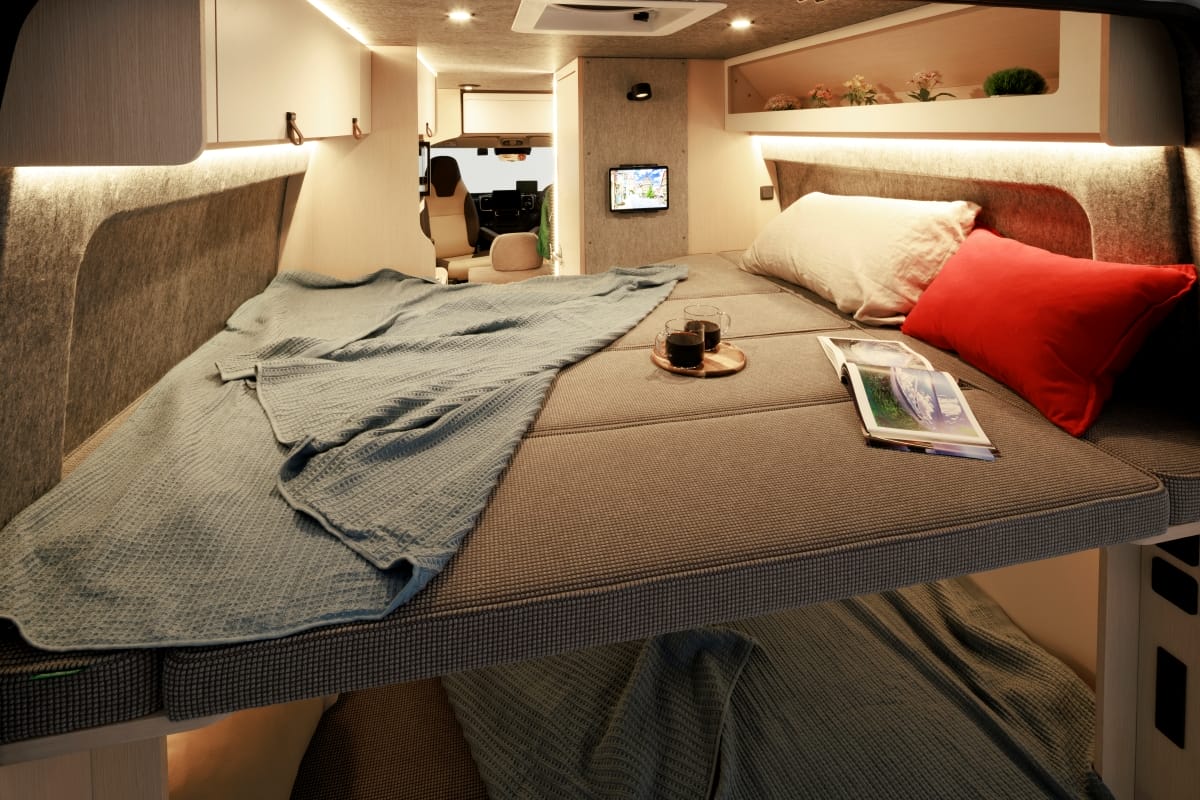 |「車の中ってマジ?」「もう家じゃん…」すごく広いベッド…しかも2段。今年発表されたキャンピングカー新モデルが凄すぎた。