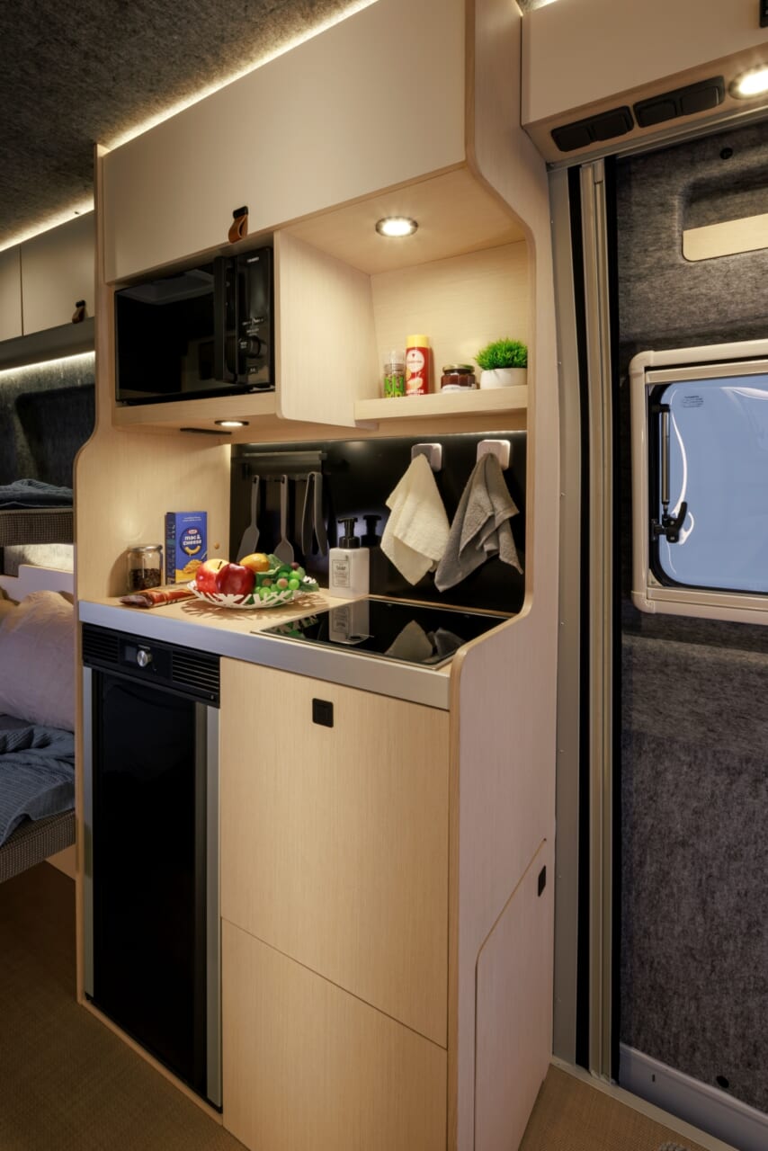 |「車の中ってマジ?」「もう家じゃん…」すごく広いベッド…しかも2段。今年発表されたキャンピングカー新モデルが凄すぎた。