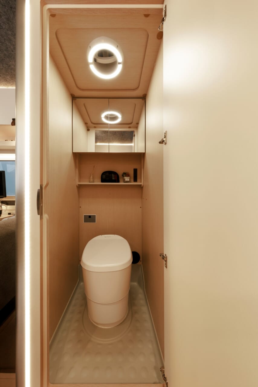 |「車の中ってマジ?」「もう家じゃん…」すごく広いベッド…しかも2段。今年発表されたキャンピングカー新モデルが凄すぎた。